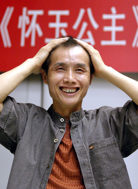 巨星影业邓建国现身第十界上海电视节